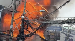 Cháy lớn cửa hàng nội thất ở TPHCM