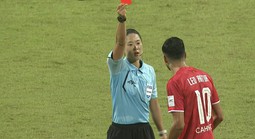 Nhận thẻ đỏ ở Cúp châu Á, vì sao vẫn bị treo giò tại V-League?