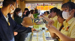 Giá vàng hôm nay 25-2: Vàng thế giới giảm mạnh