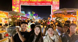 "Biển" người ùn ùn đổ về Ninh Bình đi chợ "mua may, bán rủi" lúc nửa đêm