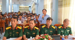 Các ứng viên tiếp xúc cử tri ở điểm bầu cử sớm tại phường Tam Thắng, TPHCM