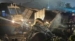 Tàu hoả tông xe tải chắn ngang đường sắt, 2 người thương vong