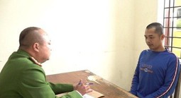 Cạy cửa nhà hàng xóm trộm 14 chỉ vàng