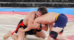 VIDEO: Đô vật Zakhar đại náo sới vật Ngô Sài và "ẵm" giải nhất khi thắng 2 kiện tướng Việt Nam