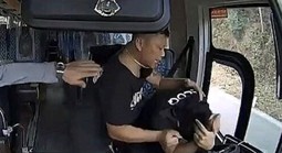 Xông lên xe đánh tới tấp tài xế vì cho rằng đậu xe trước cổng nhà ngày Tết