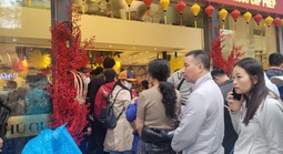 Người dân xếp hàng từ sáng đến trưa chờ mua "bạc ngựa"