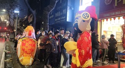 VIDEO: Hàng trăm người đi xếp hàng mua vàng từ nửa đêm