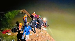 Ô tô lao xuống sông, tài xế tử vong trong cabin