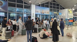 Khách bay đêm qua sân bay Tân Sơn Nhất chật kín, giá cước xe công nghệ tăng vọt