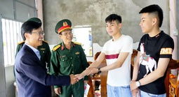 Những cặp anh em song sinh tình nguyện nhập ngũ