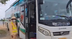 Phát hiện vi phạm trên chiếc xe khách đang lưu thông qua Quảng Trị 