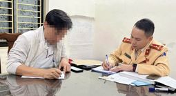 Tài xế ô tô vừa lái xe vừa bế trẻ con trong lòng bị xử phạt