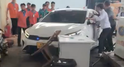 Kinh hoàng nam thanh niên lao ô tô tông thẳng vào nhiều người sau cuộc ẩu đả ở Đà Lạt 