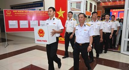 TPHCM: Đồng loạt khai mạc bầu cử sớm, tiễn tàu mang thùng phiếu ra khơi