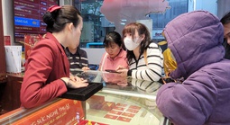 Nhiều năm giữ thói quen mua vàng vía Thần Tài, cụ bà gần 80 tuổi than giá vàng cao quá