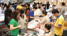 Cuối ngày 26-2, giá vàng miếng SJC bất ngờ giảm, khách nhộn nhịp đi mua