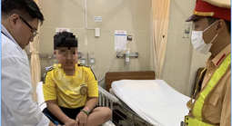 CSGT điều xe đặc chủng hỗ trợ bé trai gặp nạn đi cấp cứu