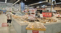 Siêu thị cũng tham gia thị trường đồ cúng Thần Tài, bộ tam sên giá chưa tới 95.000 đồng