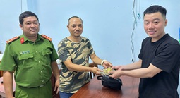 Công an hỗ trợ nam thanh niên tìm lại lắc, dây chuyền, nhẫn vàng đánh rơi