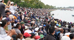 Hàng ngàn người dân Đà Nẵng quây kín bờ sông xem hội đua thuyền
