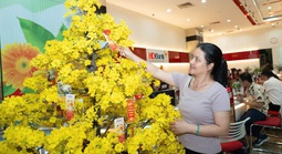 Cả ngày vía Thần Tài, khách “đua" gửi tiết kiệm để trúng tiền mặt, nhận vàng 99,99