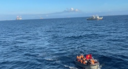 Những lá phiếu bầu cử đầu tiên giữa trùng khơi