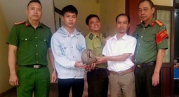 Thấy con vật quý bò lổm ngổm trong vườn, người dân liền bắt giao nộp