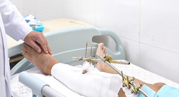 4 giờ nghẹt thở giữ lại đôi chân cho chàng trai gặp tai nạn