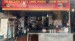 Khởi tố chủ cơ sở sản xuất giò chả chứa hàn the, thu giữ hơn 1,2 tấn