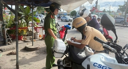 Dừng xe sát đường ray xe lửa, nhiều người bị xử phạt