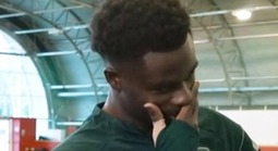 Saka kìm nén nước mắt khi nhận quà đặc biệt trong ngày trọng đại