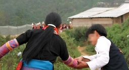 Hai nữ sinh lớp 8 bị “bắt" về làm vợ trong đêm