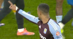 Trận thua sốc khiến thủ quân Aston Villa “đối đầu” CĐV nhà