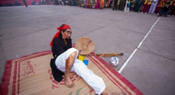 4 giờ sáng, cả làng í ới gọi nhau ra đình xem diễn trò