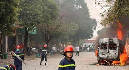 Xe ô tô 16 chỗ đang lưu thông trên phố đông người bất ngờ bốc cháy ngùn ngụt