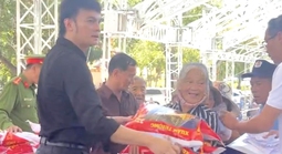 NSƯT Kim Tiểu Long trao 10 tấn gạo và quà tặng nông dân nghèo tại Lâm Đồng