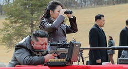 Con gái nhà lãnh đạo Triều Tiên Kim Jong-un khai hỏa súng bắn tỉa