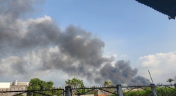 Cháy lớn kho chứa nệm ở TPHCM