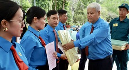 Kết nạp 32 công nhân - lao động ưu tú vào Đảng