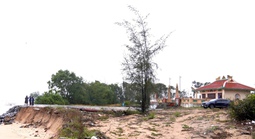 Đền Ngư Ông chênh vênh trước sóng dữ