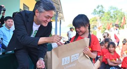 UNIQLO mang áo ấm trao tặng cho người dân tại Quảng Trị