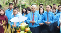 Công nhân - lao động ưu tú TPHCM dâng hương tri ân anh hùng liệt sĩ tại Côn Đảo