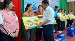 Hàng trăm phần quà Tết nghĩa tình đến với công nhân lao động