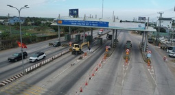 Hình ảnh đang tháo dỡ trạm thu phí T3 trên Quốc lộ 51