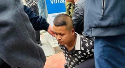 VIDEO: Khống chế nghi phạm xông vào cướp ngân hàng