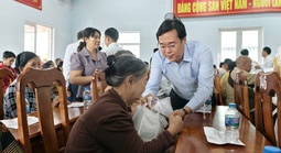 Lãnh đạo TPHCM thăm, chúc Tết và tặng quà cho người dân tại Vĩnh Long