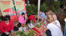 Du khách nước ngoài hào hứng với Tết Việt