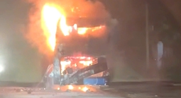 Xe khách biển số TP HCM chở 9 người bốc cháy ngùn ngụt trên đường tránh