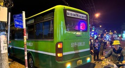 TPHCM: Va chạm giữa xe buýt và xe máy, 1 thanh niên tử vong