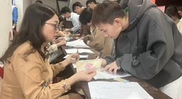 Ấm lòng sinh viên miền Trung về quê đón Tết